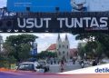 Spanduk ‘Usut Tuntas 1-10-2022’ Bertaburan di Jalan Jalan Kota Malang