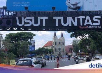 Spanduk ‘Usut Tuntas 1-10-2022’ Bertaburan di Jalan Jalan Kota Malang
