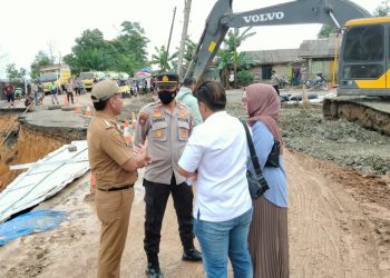 Polres Tanah Bumbu Pantau Arus Lalu Lintas Jalan Longsor
