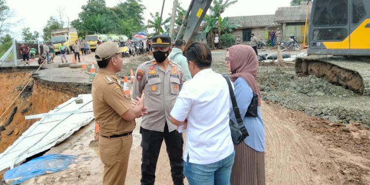 Polres Tanah Bumbu Pantau Arus Lalu Lintas Jalan Longsor