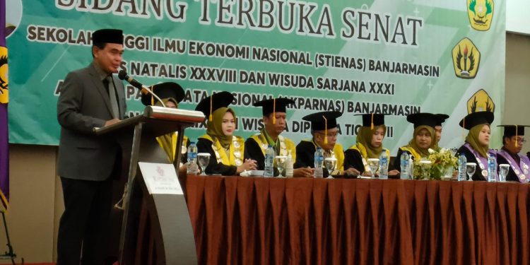 Zairullah Sempatkan Waktu, Hadiri Wisuda STIENAS dan AKPARNAS Banjarmasin