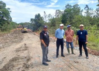 Sekda Ambo Sakka Tinjau Jalan Alternatif di Satui Barat, yang Dibangun Pemkab Tanah Bumbu