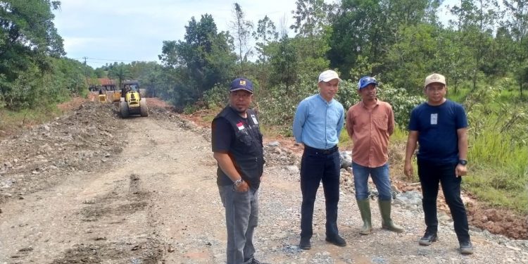 Sekda Ambo Sakka Tinjau Jalan Alternatif di Satui Barat, yang Dibangun Pemkab Tanah Bumbu