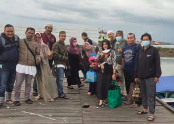 Dinas Sosial Tanah Bumbu Pioneer Satu Desa Satu Masjid, Bermalam di Pulau Burung