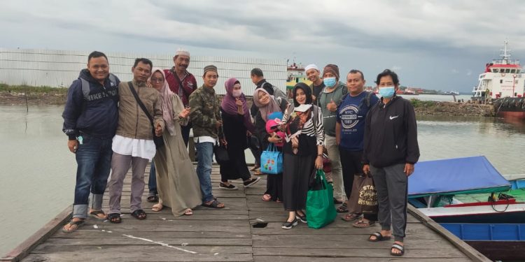 Dinas Sosial Tanah Bumbu Pioneer Satu Desa Satu Masjid, Bermalam di Pulau Burung