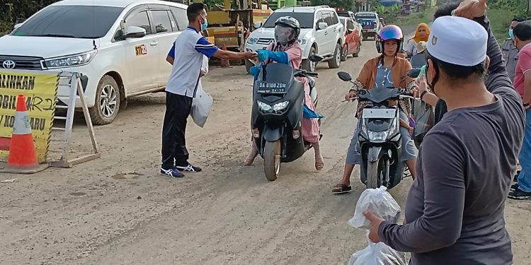 Jumat Berkah, Polsek Satui Berbagi Makanan Gratis