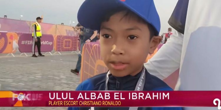 Beruntungnya Ibrahim, Bocah Madiun Jadi Palyer Escord Digandeng Ronaldo Masuk Stadion