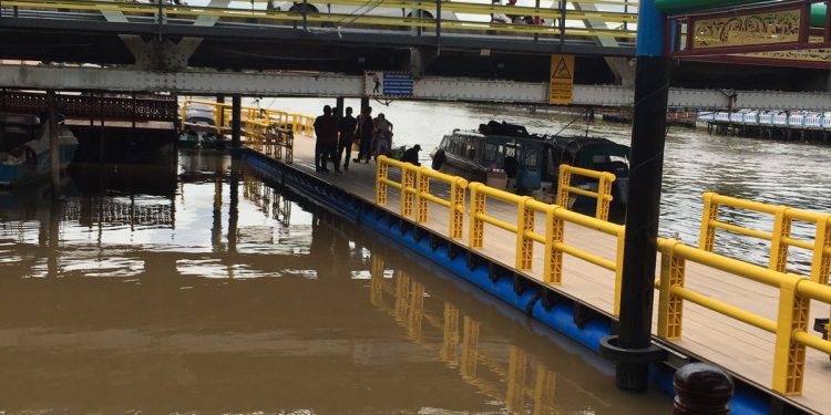 Waouw, Ada Jembatan Terapung Cantik di Kolong Jembatan Coen Banjarmasin