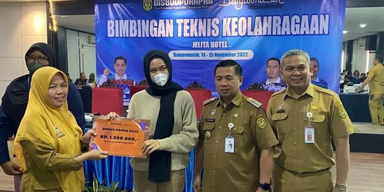 Belum Singgung Prestasi di Porprov? Walikota Banjarmasin Serahkan Bonus Atlet Popda 2022