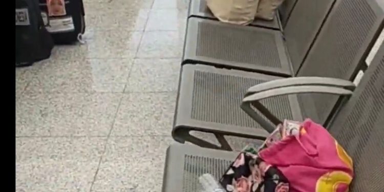 Menakjubkan, Cara Jamaah Umroh Indonesia Mengatasi Kelebihan Kabin di Pesawat