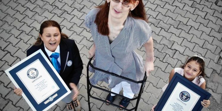 Perlu 6 Kursi, Perempuan Tertinggi Dunia Ini Akhirnya Bisa Naik Pesawat