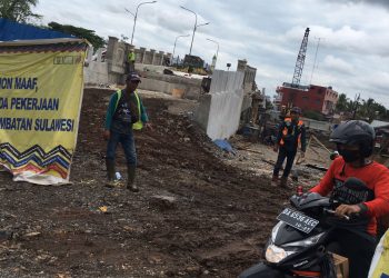 Pengendara ‘Terjebak’ Lumpur, Oprit Barat Jembatan Sulawesi Banjarmasin Hampir Rampung