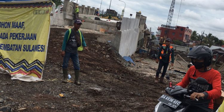 Pengendara ‘Terjebak’ Lumpur, Oprit Barat Jembatan Sulawesi Banjarmasin Hampir Rampung