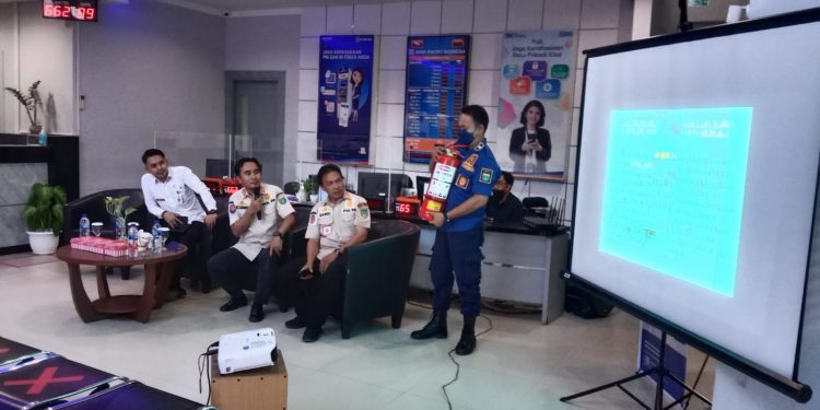 Dinas Satpol PP dan Damkar Tanbu Latih Pegawai BRI Penanganan Kebakaran