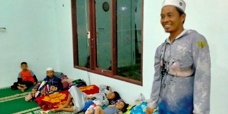 Menilik Siswa SDN Emil Baru Ketika Bermalam di Masjid