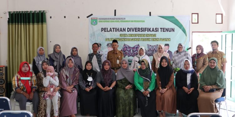 DKUMP2 Tanah Bumbu Adakan Pelatihan Diversifikasi Tenun