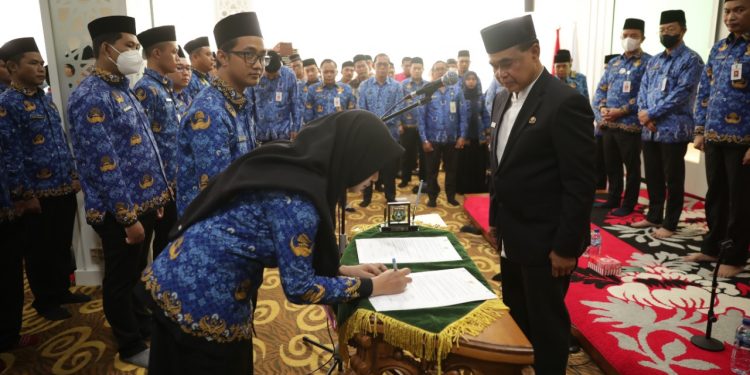 Bupati Zairullah Ambil Sumpah 154 PNS Tanah Bumbu