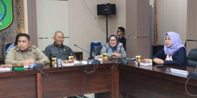 Rapat Komisi I DPRD Tanbu Bahas Antisipasi Penyebaran Sirup Berbahaya