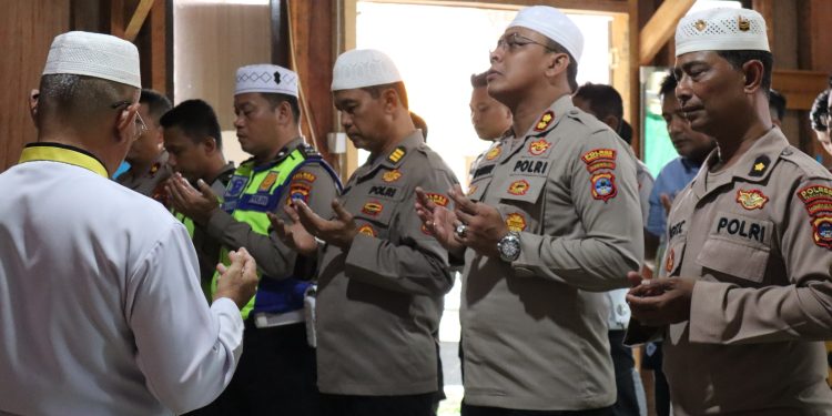 Kapolres Tanah Bumbu dan Jajarannya Sholat Ghaib, untuk Korban Gempa Cianjur
