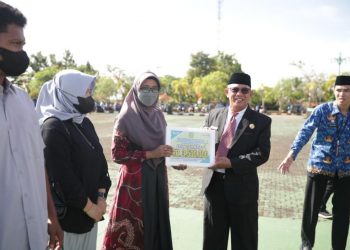 Pemkab Tanbu Sserahkan Penghargaan Bagi Pelaku Seni Budaya