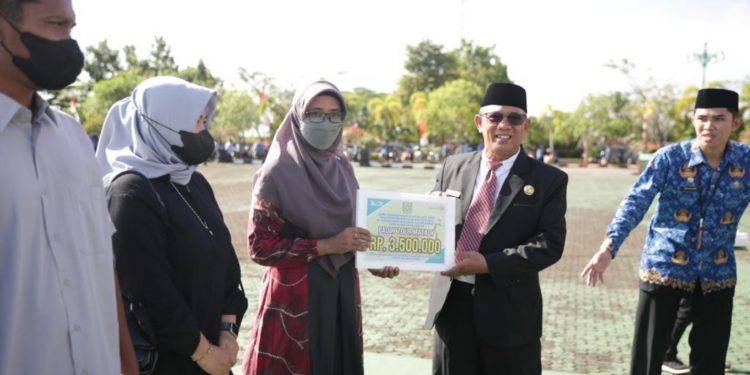 Pemkab Tanbu Sserahkan Penghargaan Bagi Pelaku Seni Budaya