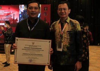 Nilai 75,2 Banjarbaru Terima Penghargaan Kota Predikat HAM