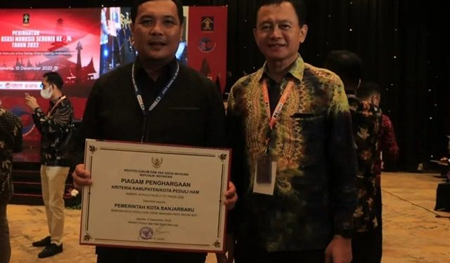 Nilai 75,2 Banjarbaru Terima Penghargaan Kota Predikat HAM