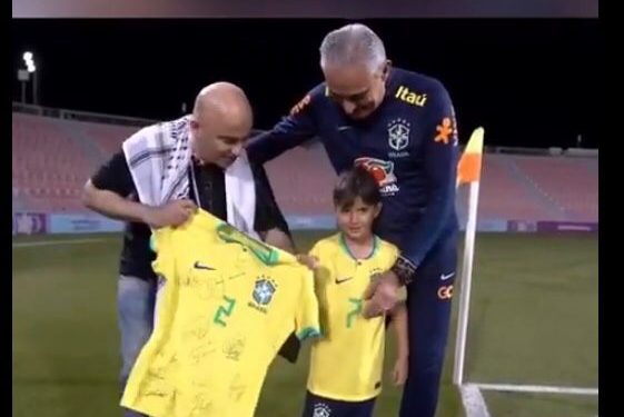 Wouw! Hussam Dihadiahi Pelatih Brasil Jersey plus Tanda Tangan Seluruh Tim, Ini Kisahnya
