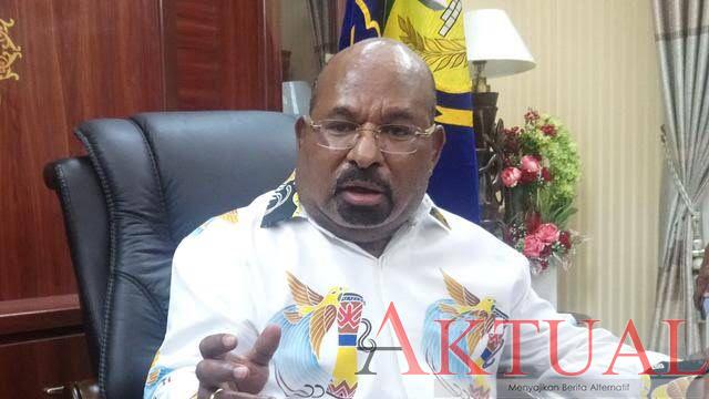 Miris, Rekaman Gubernur Papua Terapi Pakai Celana Pedek Baju Kedodoran