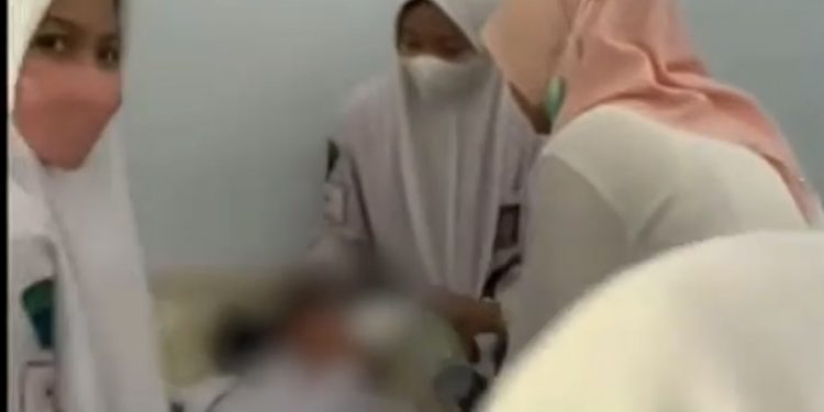 Kepergok Hendak Bolos, Dua Pelajar Dihukum Push Up Hingga Terkapar