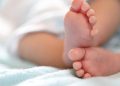 Miris, Bayi Ditelantarkan dalam Kardus Depan Ruko, Nitizen: Semoga Jadi Anak Sholeh