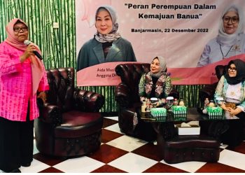 Momentum, Hj Sunarti Jelaskan Makna Kerudung Pink Jurnalis Perempuan Kalsel