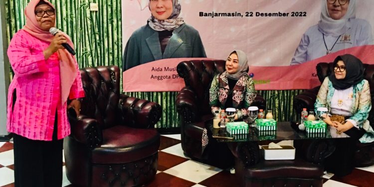 Momentum, Hj Sunarti Jelaskan Makna Kerudung Pink Jurnalis Perempuan Kalsel