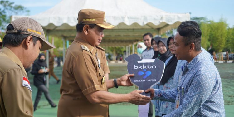 Bupati Zairullah Serahkan Motor Operasional Stunting Bagi Koordinator Penyuluh KB