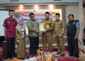 Dinas Sosial Tanah Bumbu Serahkan ATENSI Dari Kemensos RI Kepada Para Lansia