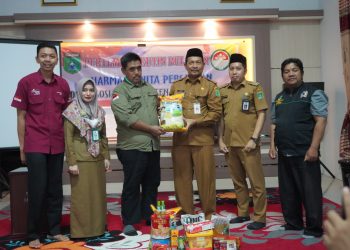Dinas Sosial Tanah Bumbu Serahkan ATENSI Dari Kemensos RI Kepada Para Lansia