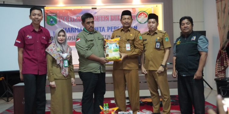 Dinas Sosial Tanah Bumbu Serahkan ATENSI Dari Kemensos RI Kepada Para Lansia