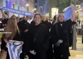 Rayakan Kemenangan, Perempuan Argentina Lepas Jersey Timnas Mereka Ganti dengan Ini