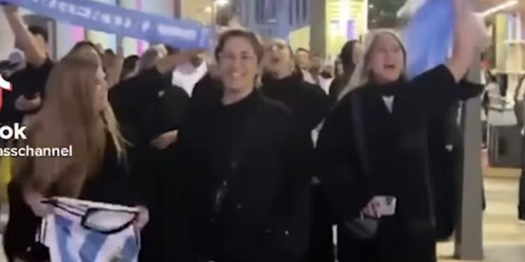 Rayakan Kemenangan, Perempuan Argentina Lepas Jersey Timnas Mereka Ganti dengan Ini