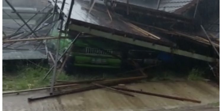 30 Menit Hujan Badai di Banjarmasin Runtuhkan Rumah di Basirih dan ‘Sendai’