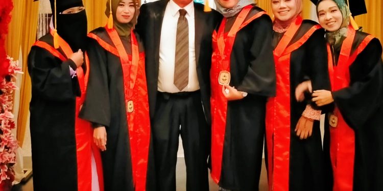 Lima Anak Asuh Abah Zairullah Kembali Raih Gelar S2