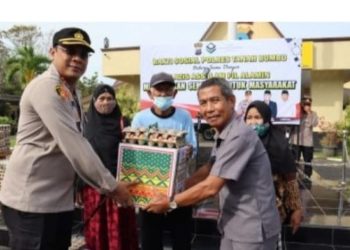 Polres Tanah Bumbu Bagikan Bapok Makanan untuk Masyarakat