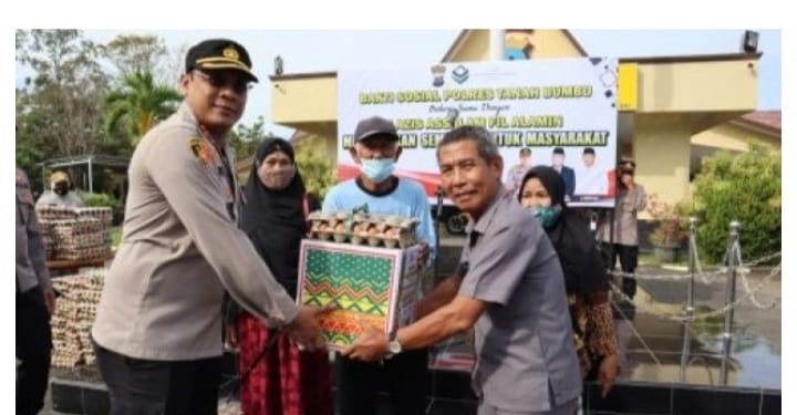 Polres Tanah Bumbu Bagikan Bapok Makanan untuk Masyarakat