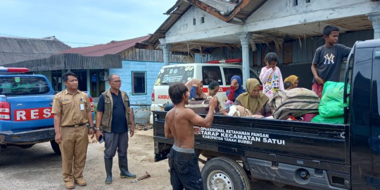 Pemkab Tanah Bumbu Salurkan Bantuan ke Warga Terdampak Air ROB