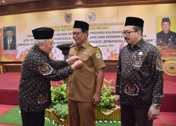 Paman Birin Terima Piagam dan Medali Kejuangan Sembilan Windu Kemerdekaan RI