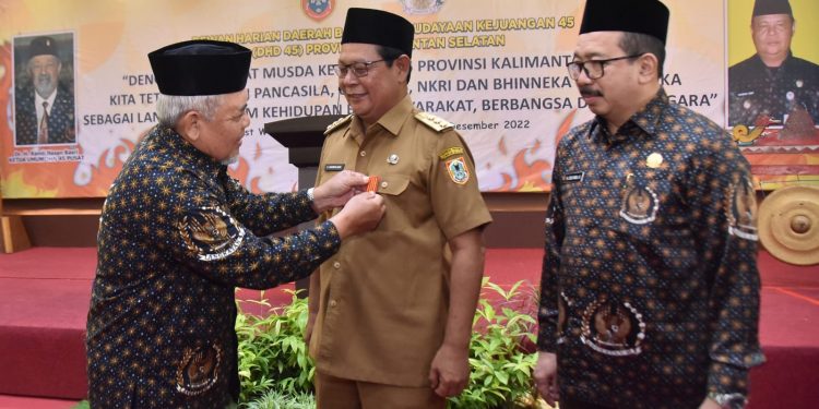 Paman Birin Terima Piagam dan Medali Kejuangan Sembilan Windu Kemerdekaan RI