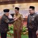 Paman Birin Terima Piagam dan Medali Kejuangan Sembilan Windu Kemerdekaan RI