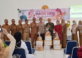Peringati Hari Ibu, Forkopimcam Angsana Berikan Bantuan PMT Untuk Cegah Stunting