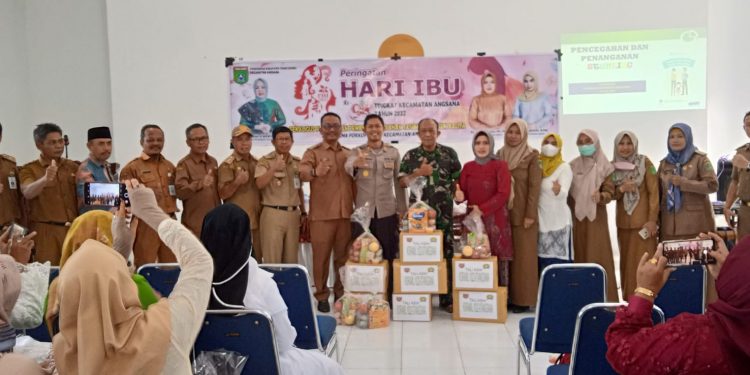 Peringati Hari Ibu, Forkopimcam Angsana Berikan Bantuan PMT Untuk Cegah Stunting