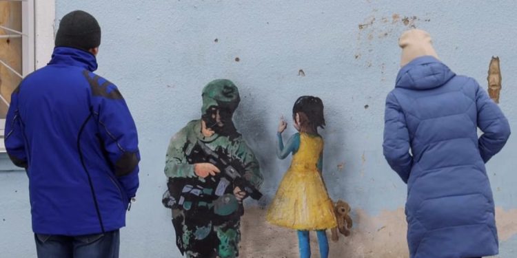 Dunia Terpana, TvBoy Melukis Mural di Reruntuhan Perang Ukraina